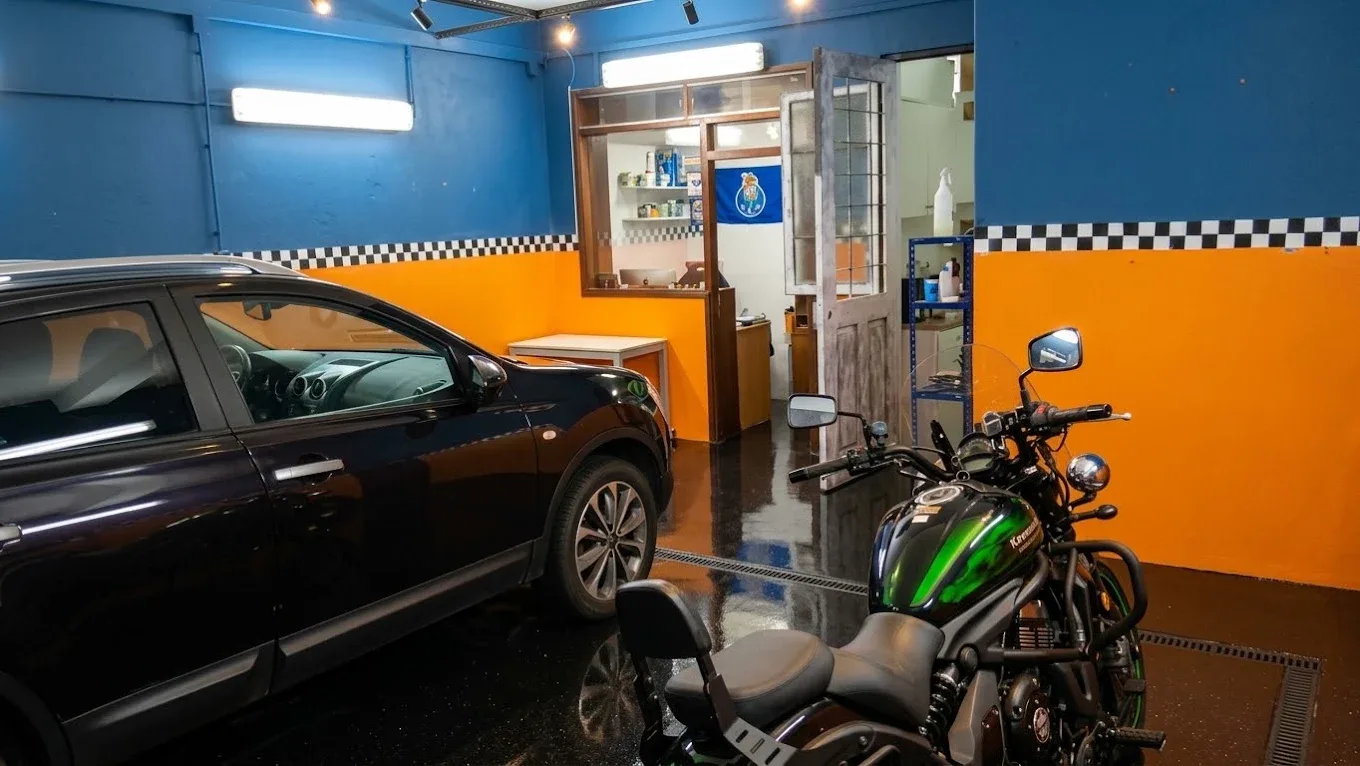 Automóvel e motociclo na área de lavagem da PitStop Wash